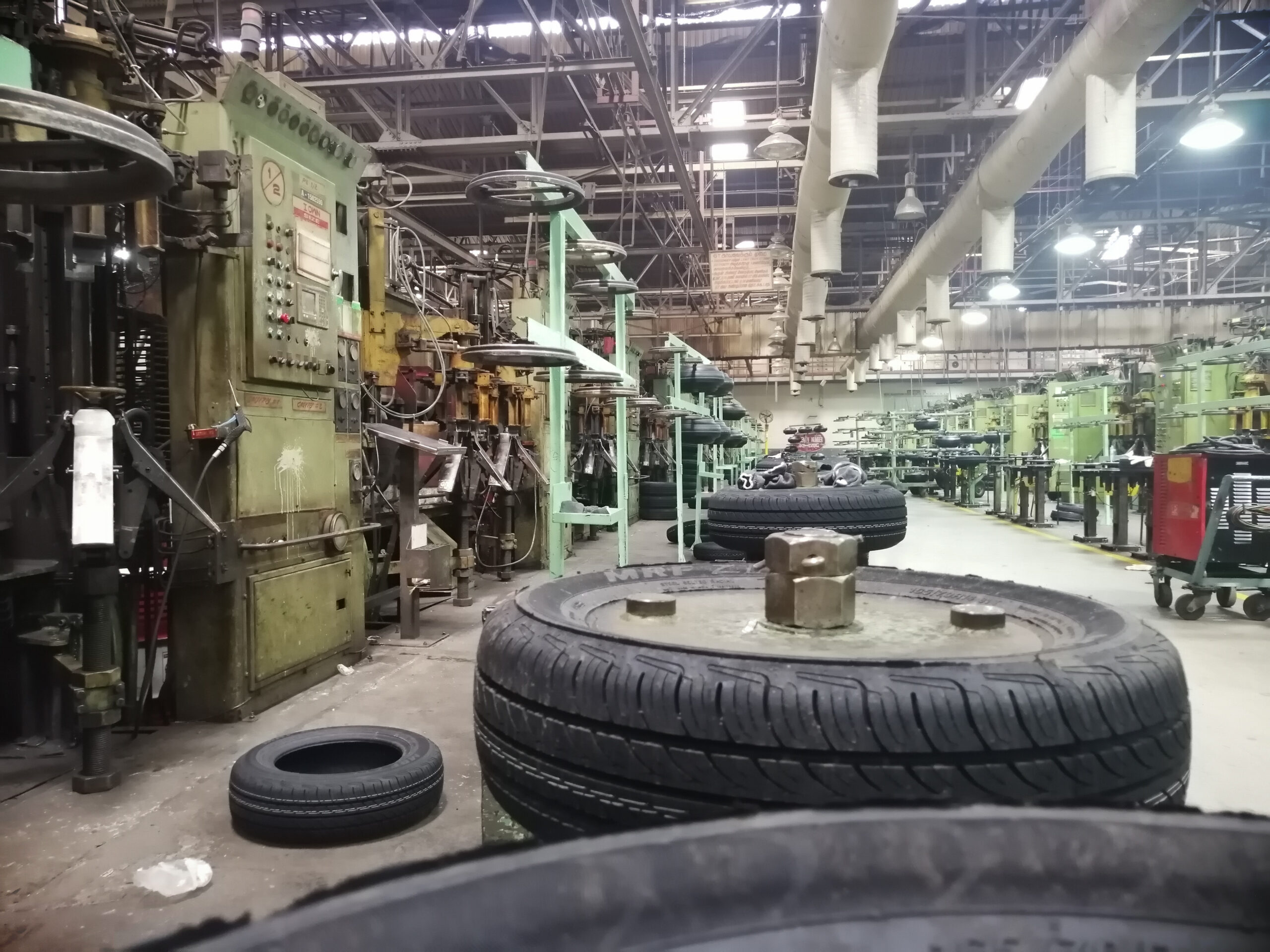 Tyre,Making,Machine,And,Tyres,Under,Process