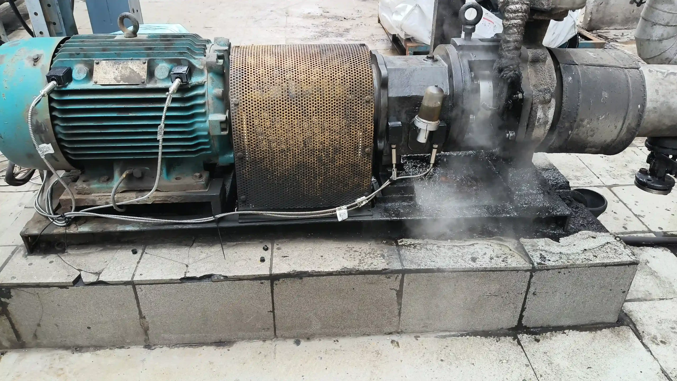 vEdge mounted on Centrifugal Pump Motor DE NDE1