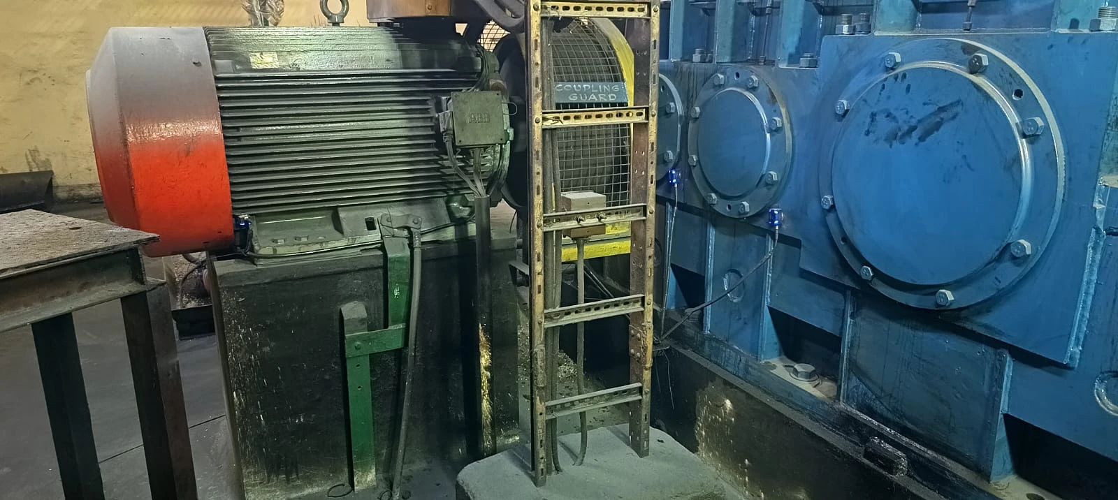vEdge mounted on the Banbury Mixer Motor DE Gearbox